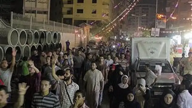 Darbe karşıtı gösteriler gece boyu sürdü