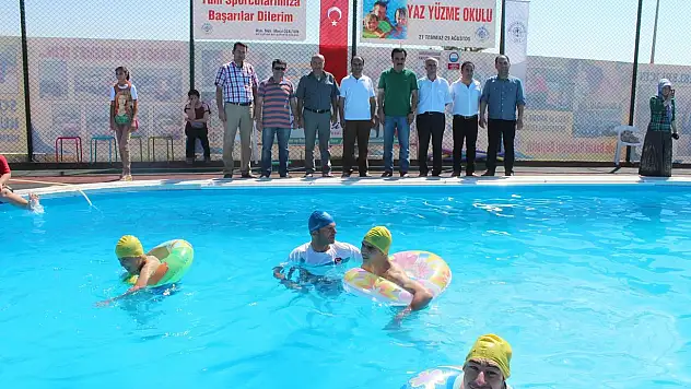 Çocuklara havuzda yüzme terapisi