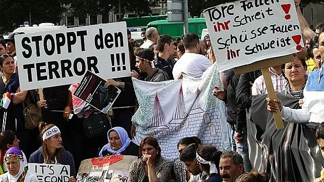 Almanya'da Yezidiler IŞİD'i protesto etti