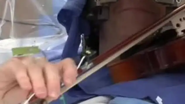 Beyin ameliyatında keman çaldı