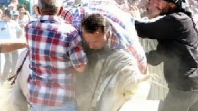 İsmail Türüt'ün at sırtında zor anları