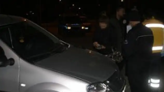 Konya'da kadın sürücü polis aracına çarptı