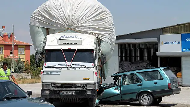 Kamyonetin altına girdi: 2 kişi...