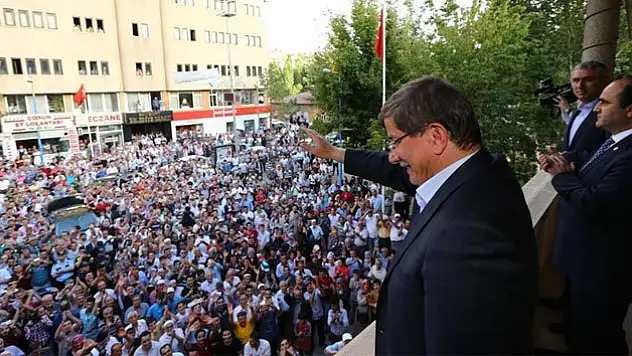 Dışişleri Bakanı Ahmet Davutoğlu 'Başbakan' sloganlarıyla karşılandı