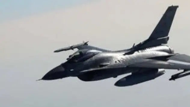 Yunan uçakları F-16'ları taciz etti