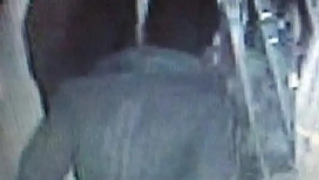 Kaşar ve çatal bıçak takımı çalarken görüntülendi