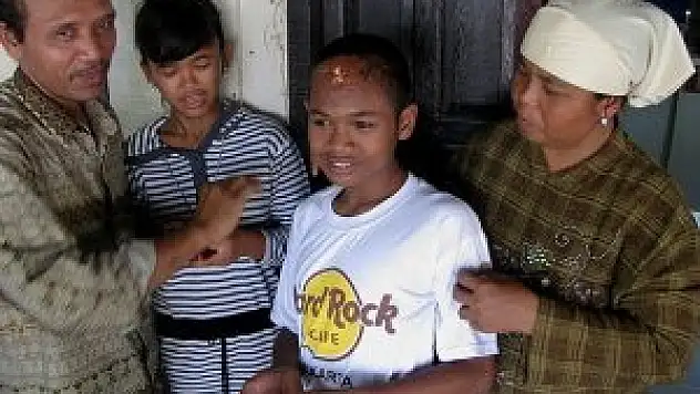 Tsunamide kaybolan kızına kavuşan aile oğlunu da buldu