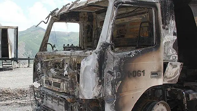 Muş'ta, teröristler yol kesip araç yaktı