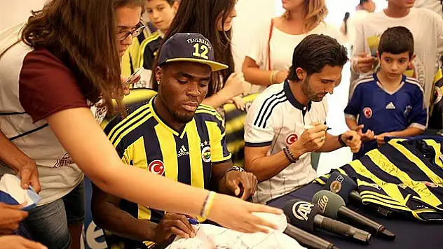 Fenerbahçeli futbolcular imza gününde