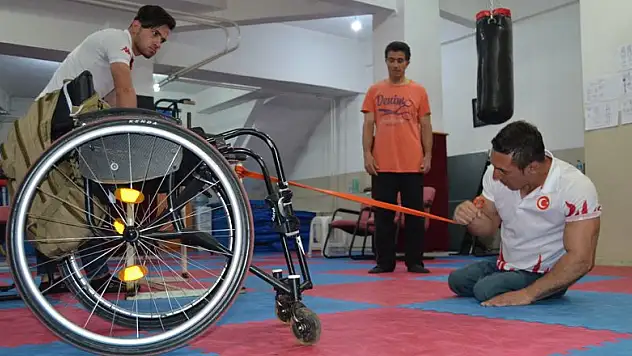 Bedensel engelli bilek güreşçinin hedefi dünya şampiyonluğu