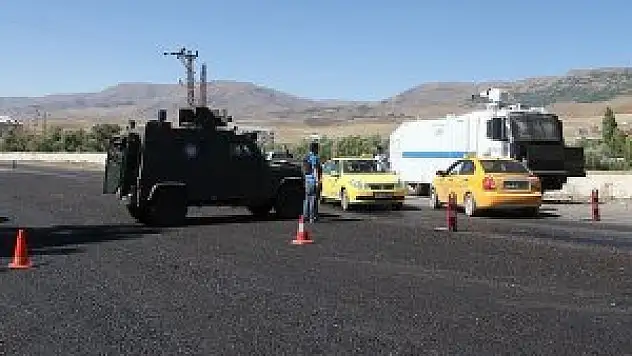 Muş'ta yol kapatma eylemi sürüyor