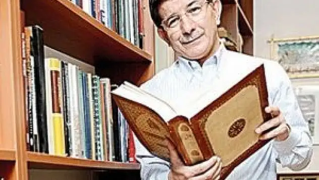 'Davutoğlu okuduğu hiçbir şeyi unutmaz'