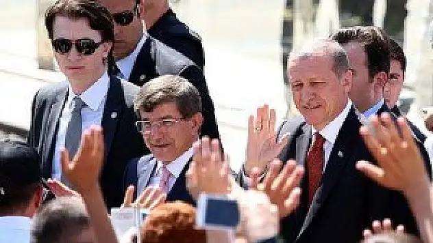 Erdoğan'a cuma namazında Davutoğlu eşlik etti