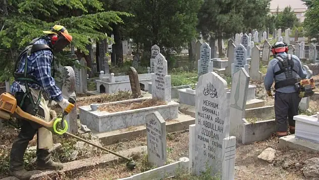 Seydişehir Belediyesi ekiplerinden mezarlıklarda temizlik