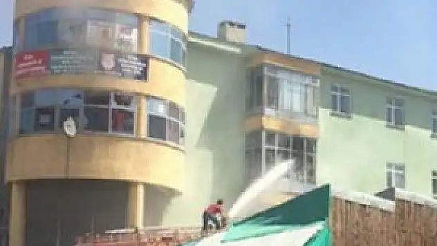 AK Parti ilçe binasını saldırı