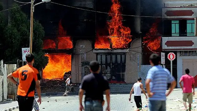 İsrail sivil yerleşimleri vurmayı sürdürüyor