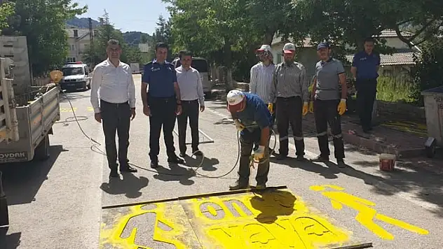 Derebucak'ta yaya yollarında çizgi boyama çalışmaları yapıldı