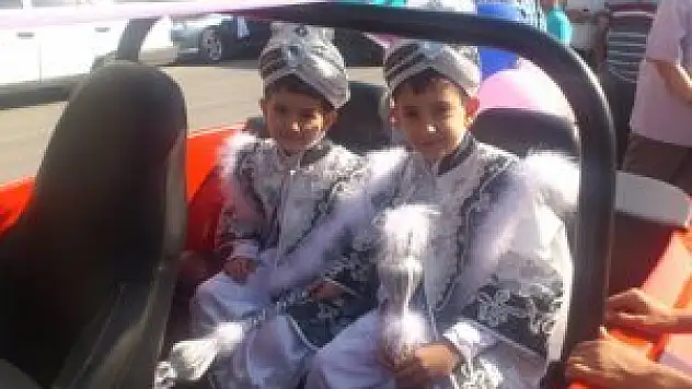 Paşam Osman ve Seyit Osman erkekliğe ilk adımını attı