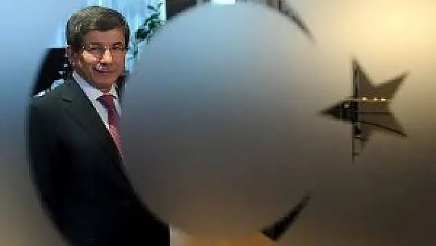 Yunan gazetesi Davutoğlu'nu 'Haftanın Şahsiyeti' ilan etti