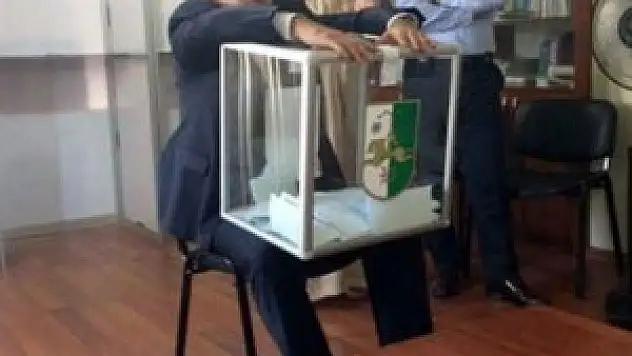 CHP'li vekil sandığı kucakladı