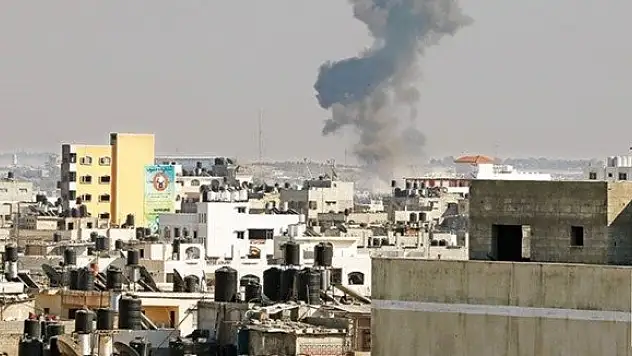 İsrail 11 ev ve 1 camiyi vurdu