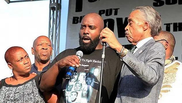 Öldürülen siyahi gencin babasından sükunet çağrısı