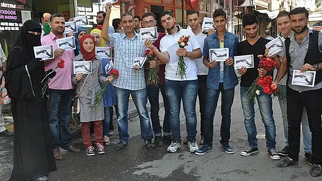 Suriyeli gençlerden Kilislilere ''karanfil ve teşekkür''
