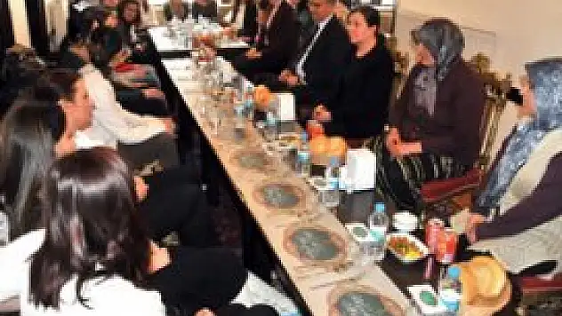 Başkan Oğul'dan bayan personele yemek