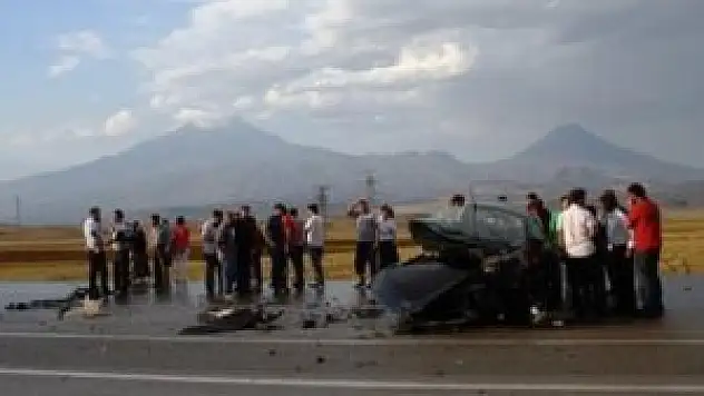 Otomobiller çarpıştı: 3 ölü