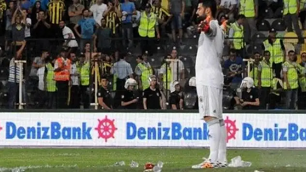 Sahaya pet şişe yağdı maç başlayamadı