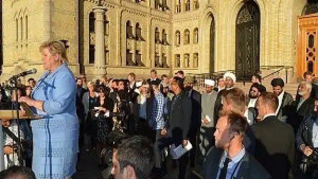 Norveç Başbakanı IŞİD protestosunda Hadis-i Şerif okudu