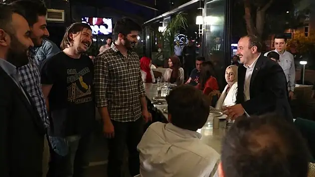 Bakan Varank sahurda gençlerle buluştu