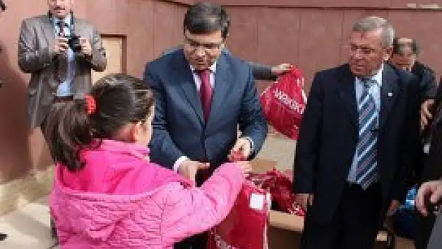 Beyşehir'de öğrencilere giysi yardımı