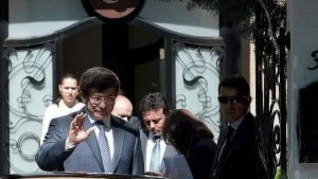 Davutoğlu kongre öncesi çalışmalarını sürdürüyor