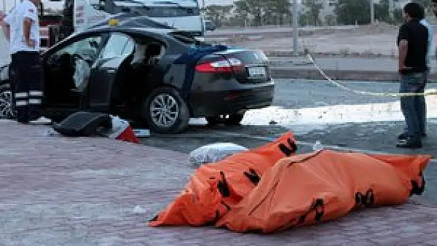 Tırla otomobil çarpıştı: 2 ölü 3 yaralı