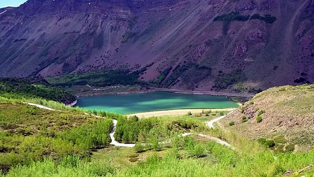 'Yeryüzü cenneti' Nemrut'a turist akını