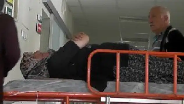 Otomobil yaşlı kadının ayağını ezdi