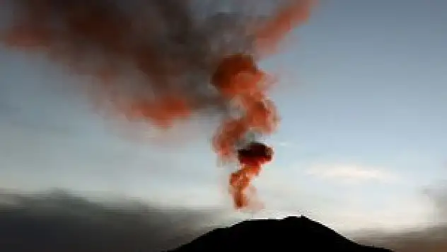 Yanardağlar uçuşların rotasını değiştirdi