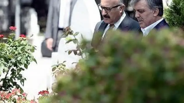 Gül, Erbakan'ın mezarını ziyaret etti