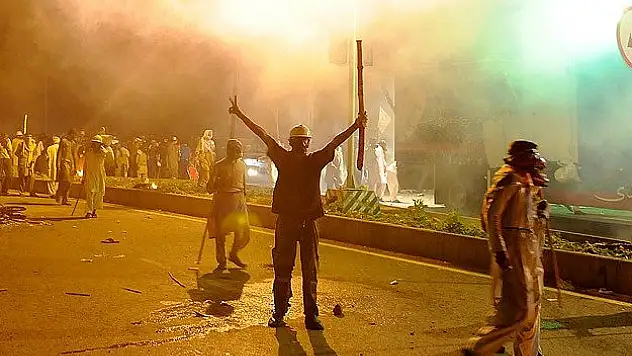 Pakistan'da hükümet karşıtı gösteriler sürüyor