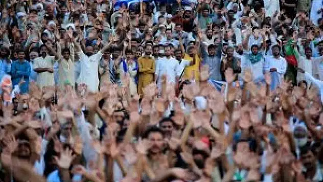 Pakistan'da göstericiler hükümet binasını işgal etti