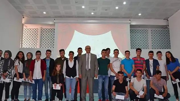 Ilgın'da başarılı öğrenciler ödüllendirildi