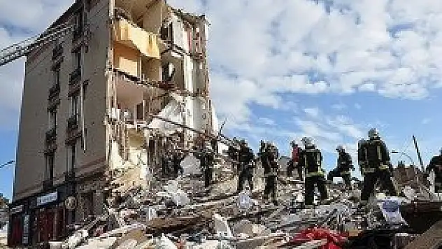Paris'te çöken binada ölü sayısı 8'e yükseldi