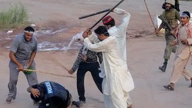 Pakistan'da göstericiler polisi püskürttü