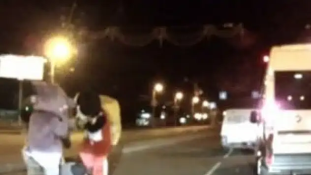 Çizgi film kahramanları adam dövdü