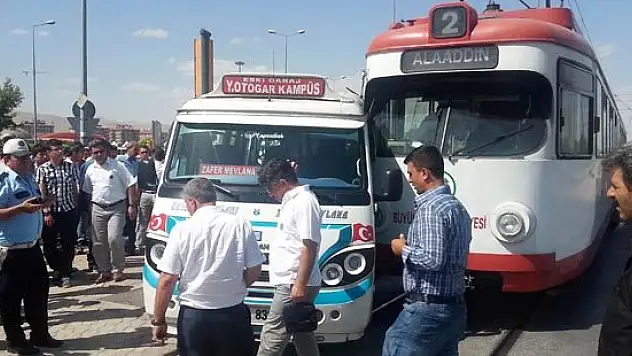 Tramvayla minibüs çarpıştı!