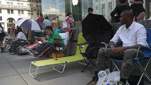 New Yorklular iPhone 6 için şimdiden sıraya girdi