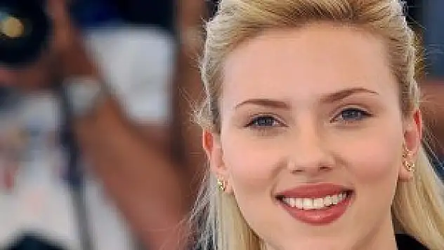 Scarlett Johansson anne oldu