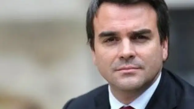 Devlet Bakanı vergisini ödemediği için istifa etti