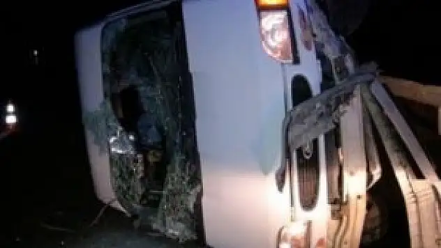 İşçi minibüsü devrildi: 1 ölü